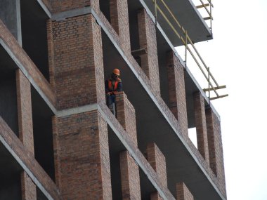 Çok katlı küçük bir binada tuğla döşemek