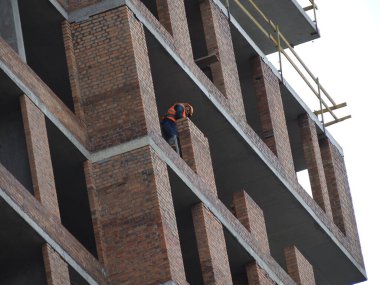 Çok katlı küçük bir binada tuğla döşemek