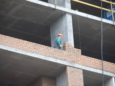 Çok katlı küçük bir binada tuğla döşemek