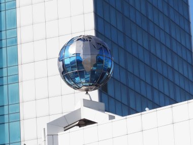 Ofis binasının arka planında büyük bir küre