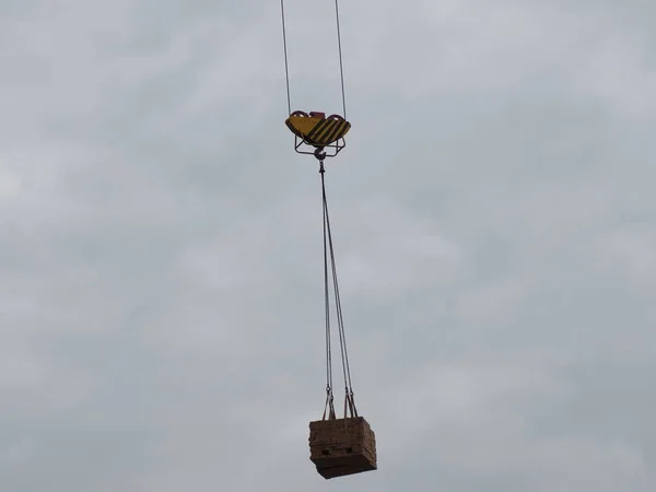 Levantar Una Plataforma Con Una Grúa Ladrillo Sitio Construcción —  Fotos de Stock