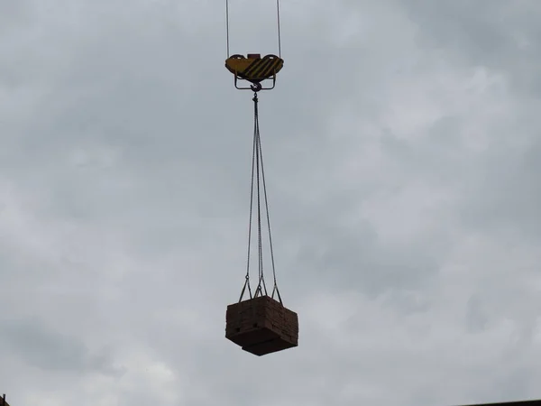 Levantar Una Plataforma Con Una Grúa Ladrillo Sitio Construcción — Foto de Stock