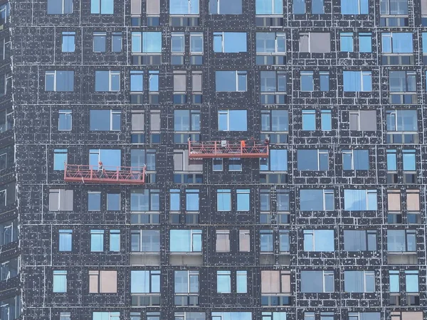 Μόνωση Της Πρόσοψης Πολυόροφου Κτιρίου Χρωματιστά Παράθυρα — Φωτογραφία Αρχείου