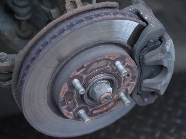 Araba servisinde araba tekerleği değiştirme