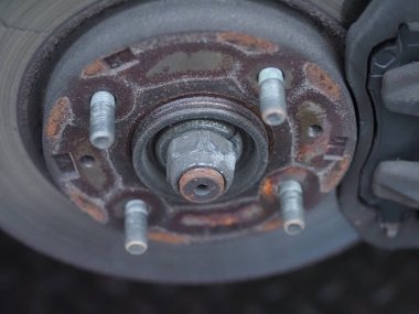 Araba servisinde araba tekerleği değiştirme