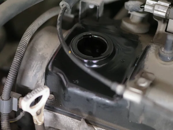 Arabanın motorunda yağ değişimi için depo aç