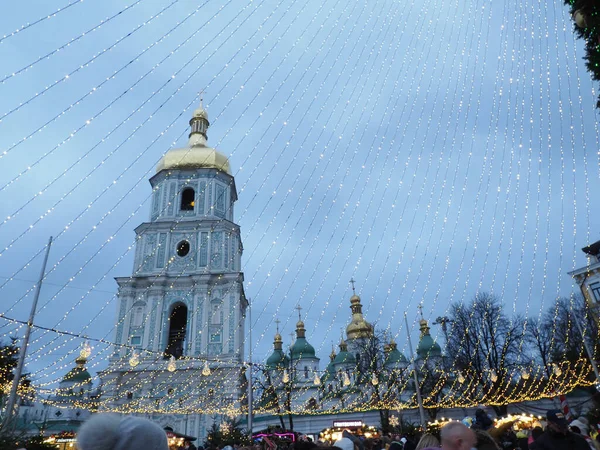 Stara Część Miasta Ozdobiona Świątecznymi Lampkami Girlandami — Zdjęcie stockowe