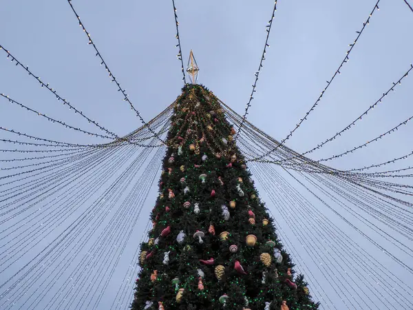 Parte Velha Cidade Decorada Com Luzes Natal Guirlandas — Fotografia de Stock