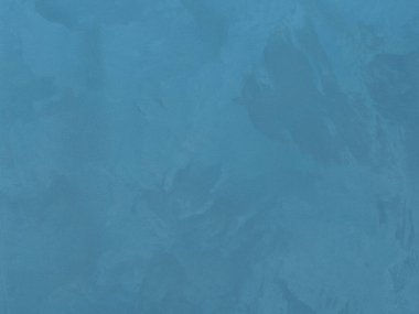 Duvarın dokusu soyut dekoratif alçıyla süslenmiş.