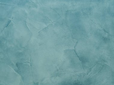 Duvarın dokusu soyut dekoratif alçıyla süslenmiş.