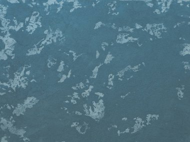 Duvarın dokusu soyut dekoratif alçıyla süslenmiş.