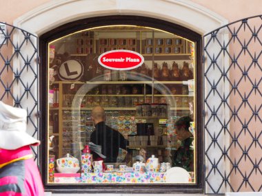 Varşova Eski Kasabası 'nda geleneksel Polonya şekerleri ve şekerleri sergilenen parlak ışıklı şekerleme dükkanı vitrinleri.