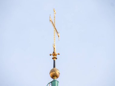 Altın haç ve küre finali tarihi bir kule ya da kule üzerinde Varşova Eski Kasabası 'nda açık mavi bir gökyüzüne karşı.