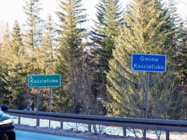 Mavi yol işaretleri Gmina Koscielisko güneşli bir kış günü bir dağ yolunda