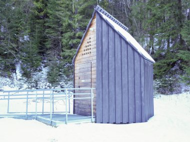 Minimalist ahşap servis binası.