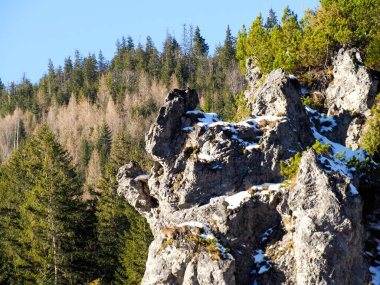 Karla kaplı sivri dağ kayalarının yakın görüntüsü