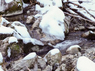 Buzlu kayalar ve dağlardaki tatlı karlar arasından geçen doğal su akıntısı.