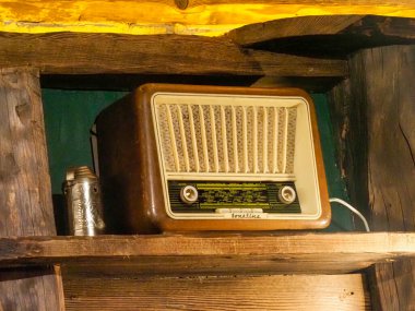Eski tarz radyo alıcısı kırsal bir dağın içindeki ahşap bir rafta oturuyor.