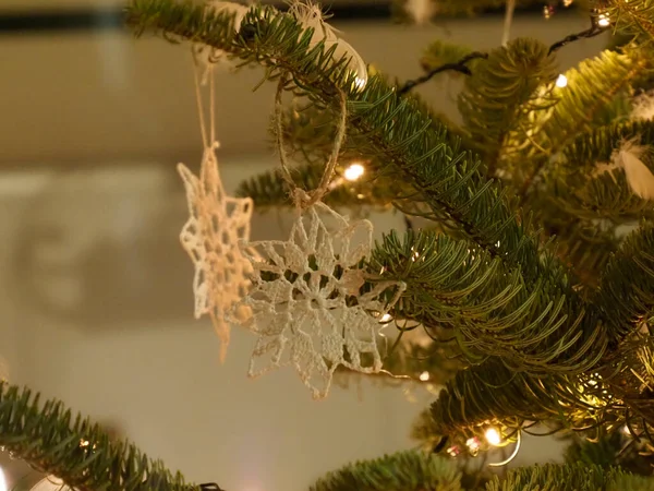 İki narin bembeyaz kar tanesi bereketli bir Noel ağacının süsleri gibi.