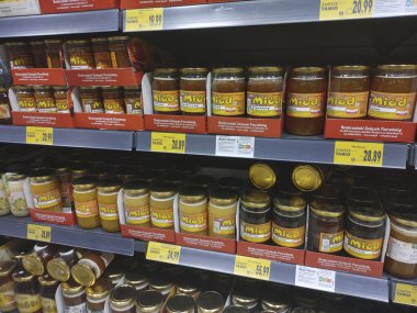 Fiyat etiketli bir markette sergilenen çeşitli bal kavanozlarını kapat