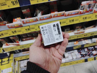 Varşova, Polonya, 27 Eylül 2025: Sertifika simgeleri içeren bir ampul paketinin arkasını tutmak