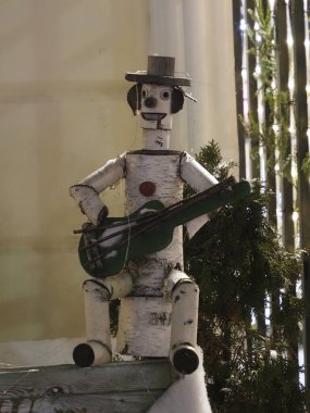 Varşova 'daki bir Noel pazarında gitar çalan bir müzisyenin dekoratif tahta figürü..