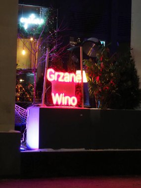 Grzane Wino 'nun Neon tabelası Varşova' da bir Noel pazarında şarap içti.