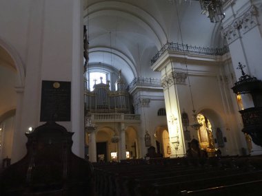 Varşova 'da bir kilise organı ve büyük boruların iç manzarası.