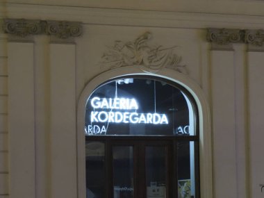 Geceleyin Varşova 'daki tarihi bir binanın cephesinde Galeria Kordegarda neon levhası ile aydınlandı.