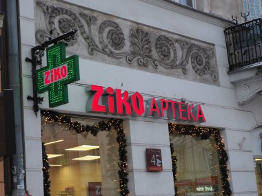 Ziko Apteka eczanesi Varşova 'da kırmızı tabelalı ve Noel çelenkli.