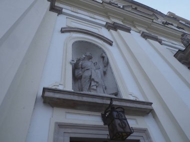 Dini heykellere düşük açılı bir bakış açısı tarihi bir cephede yer alır.