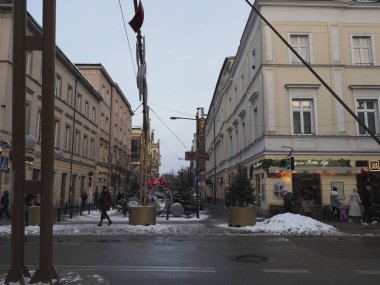 Tarihi mimari ve kar ile Varşova şehir kavşağının geniş görünümü
