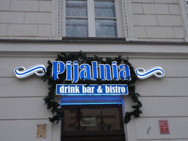 Pijalnia içki barının önü ve bistro aydınlatmalı mavi tabelayı yeşil şenlikli süslemeli