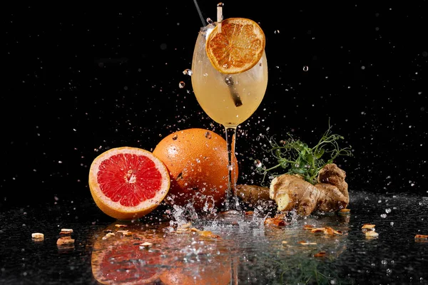 Cocktails mit Giersch und Ingwer auf einem feuchten Tisch mit Sprays — Stockfoto