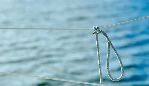 Nó na cerca do iate contra o fundo da água do mar oceano — Fotografia de Stock