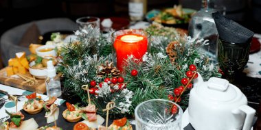 Yeni yıl ve Noel 'de ladin mumuyla süslenmiş şenlik masası.