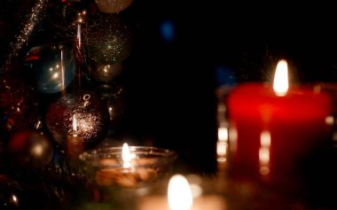 Yılbaşı mumları Noel ağaçlarında, arka planda güzel yanlarla yeni yıl ve Noel 'de