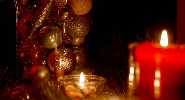 Las velas de Año Nuevo en los árboles de Navidad con los lados hermosos en el fondo en el Año Nuevo y Navidad — Foto de Stock