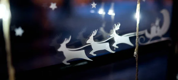 Pegatina festiva en vidrio ciervo blanco dibujado en trineo con lado hermoso —  Fotos de Stock