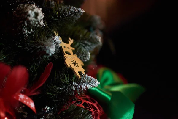 Yılbaşı oyuncak geyiği Noel ağacının dallarında süslenmiş. — Stok fotoğraf