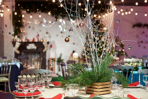 Decorazione festiva della tavola in onore di Natale e Anno nuovo con alberi di Natale — Foto Stock