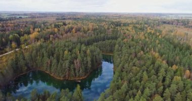 Mavi Göl 'de gün batımı. Güzel sonbahar hava görüntüleri.