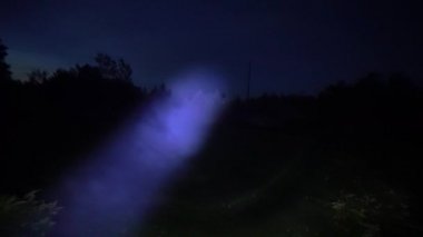 Lamba ışığında duman, karanlık gece arkaplanı 