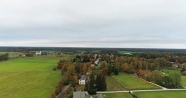 Sonbahar güneşli bir günde Halk Bahçesi ile şehir manzarası. Hava görüntüleri.
