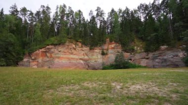 Estonya 'daki Ahja nehrinin kıyısında Devonian kumtaşı çıkıntıları. Ağır çekim. Sabit görüntü