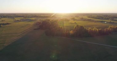 Küçük bir kasaba üzerinde gün batımının muhteşem manzarası..
