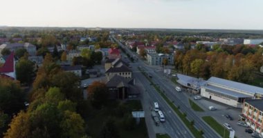 Şehir trafiğinin, arabaların ve otobüslerin hava görüntüleri. Estonya.