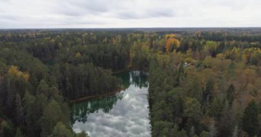 Mavi Göl 'de gün batımı. Güzel sonbahar hava görüntüleri.