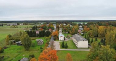 Sonbahar güneşli bir günde Halk Bahçesi ile şehir manzarası. Hava görüntüleri.