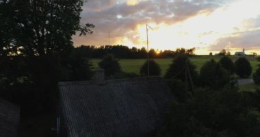 Küçük bir kasaba üzerinde gün batımının muhteşem manzarası..